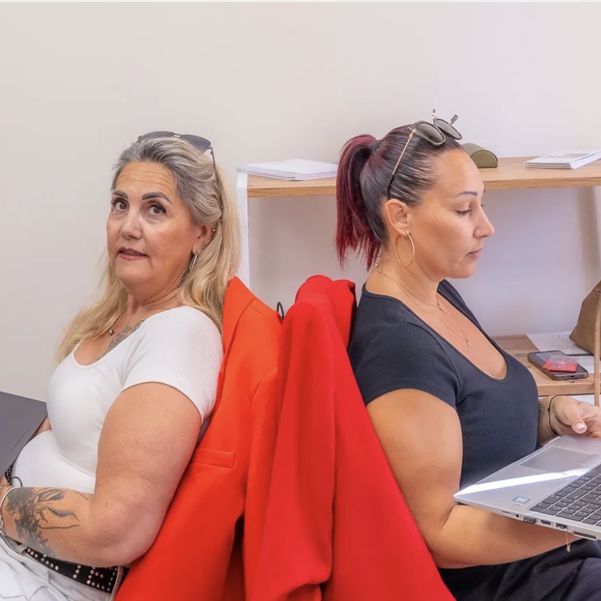 Candy et Amanda échangent sur un dossier - Le Temps d'1 Service Pro, Tourves (Var)